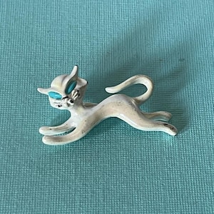 Vintage Katzenbrosche, irisierende Katzenbrosche, weiße Katzenbrosche, Katzenschmuck, Katzenbrosche Vintage, blauäugige Katze, Katzengeschenke, weiße Katzenbrosche