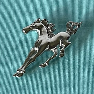 Silver horse brooch, horse jewelry, running horse pin, thoroughbred horse pin, mustang brooch, horse jewelry, Kentucky derby, horse brooch