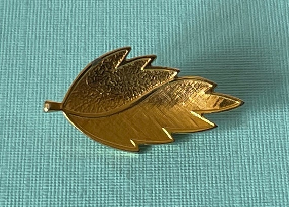 Vintage leaf brooch, vintage gold leaf pin, leaf … - image 1