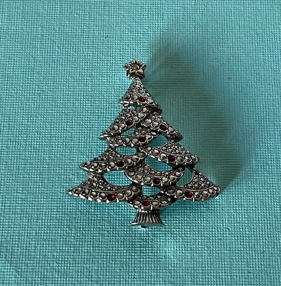 Vintage Christmas tree brooch, signed Avon tree p… - image 1