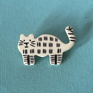 Vintage cat brooch, RARE cat pin, white cat brooch, cat gifts, cat jewelry, white and black cat pin, cat brooch vintage, cat gifts