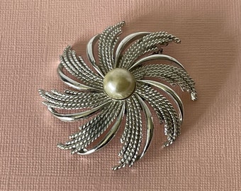 Vintage flower brooch, faux pearl flower brooch, wedding brooch, flower jewelry, silver flower brooch, scarf brooch, silver flower pin