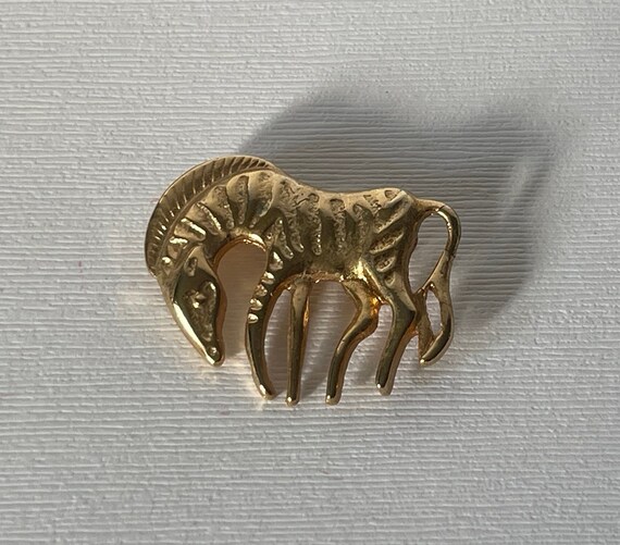 Vintage zebra brooch, zebra pin, gold zebra brooch, zoo animals, African animals, zebra brooch vintage, zebra pin, zebra jewelry, zoo animal View 6