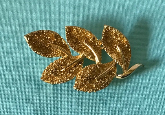 Vintage leaf brooch, gold leaf brooch, leaf pin, coat brooch, scarf pin, gold leaf pin, vintage leaf brooch, leaf pins, scarf pins, leaf