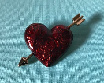 Hart met pijlbroche, Valentijnsbroche, Valentijnshart, door het hart geschoten, pijl en hartbroche, Cupidopijl, hartsieraden