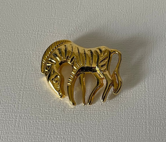 Vintage zebra brooch, zebra pin, gold zebra brooch, zoo animals, African animals, zebra brooch vintage, zebra pin, zebra jewelry, zoo animal View 4