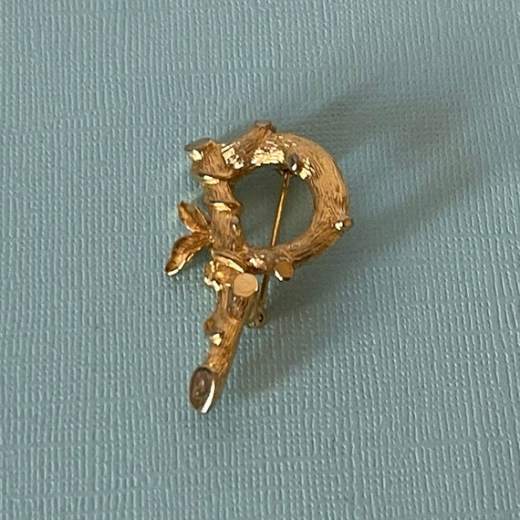 Vintage letter P brooch, signed Sarah Coventry letter… - Gem