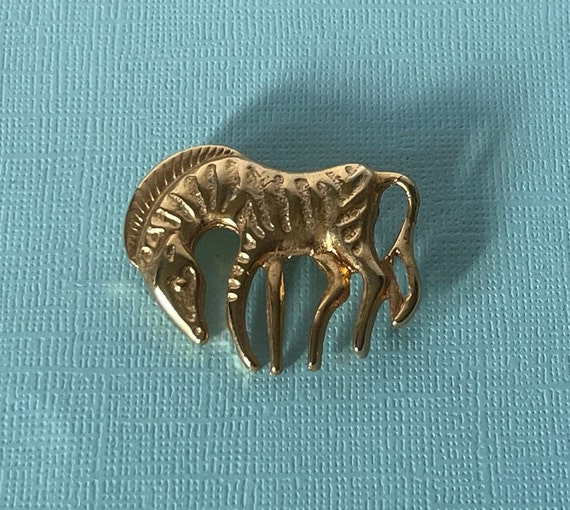 Vintage zebra brooch, zebra pin, gold zebra brooch, zoo animals, African animals, zebra brooch vintage, zebra pin, zebra jewelry, zoo animal View 3