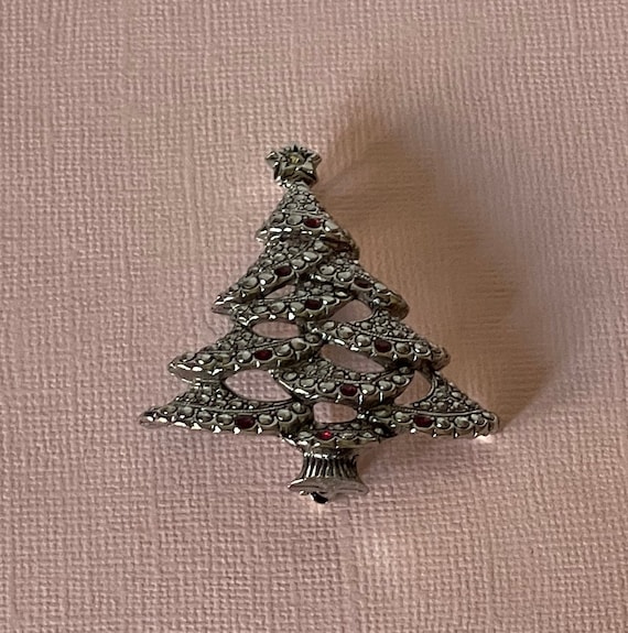 Vintage Christmas tree brooch, signed Avon tree p… - image 3