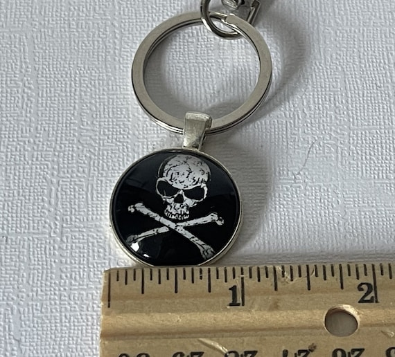 Skull and crossbones keychain, "new" Skeleton key… - image 4