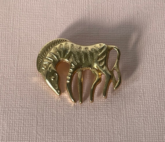 Vintage zebra brooch, zebra pin, gold zebra brooch, zoo animals, African animals, zebra brooch vintage, zebra pin, zebra jewelry, zoo animal View 2