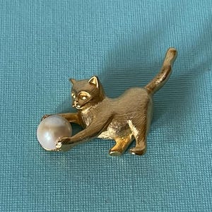 Vintage cat brooch, rhinestone cat pin, cat with ball pin, gold cat brooch, cat jewelry, cat gifts, cat with rhinestone collar, cat brooch