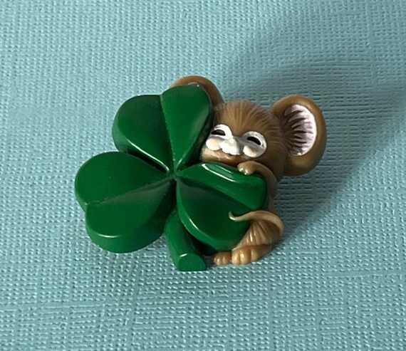 Vintage St Patrick's day brooch, mouse with shamr… - image 3