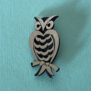 Vintage owl brooch, silver and black owl pin, owl jewelry, bird jewelry, owl pin, bird brooch, owl brooch, silver owl pin, metal owl pin