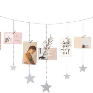 Pantalla de fotos colgantes Estrellas de madera Guirnalda con cadenas Marco de fotos Collage con 25 clips de madera Decoración de arte de pared para guardería de oficina en casa