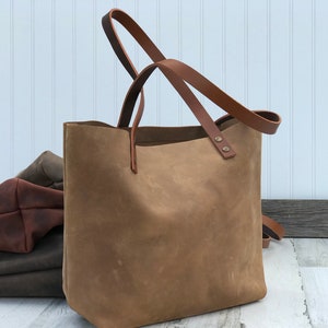 Handmade women’s leather tote bag Camel (tan) color bag in the picture. Also available in brown, burgundy and light brown. The classic tote bag is made of full grain leather. Initials or name can be added to the front top center for personalization