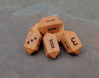 Dados D4 de barril de madera de cerezo, dado de cuatro caras con números, puntos, números romanos, D2 y lanzamiento de moneda, perfectos para DnD, juegos de mesa, RPG y juegos de mesa.