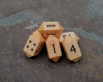 Dados D4 de barril de madera dura de arce de azúcar, troquel de cuatro caras con números/Pips/Números romanos/D2/Coin Flip, perfecto para DnD/Tabletop/RPG/Juegos de mesa