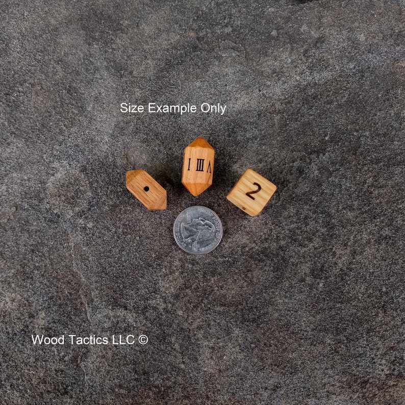 Puede incluir: Cuatro dados de madera con diferentes n&uacute;meros y s&iacute;mbolos en cada cara. Los dados est&aacute;n dispuestos en c&iacute;rculo sobre una superficie gris texturizada. El texto "Size Example Only" es visible sobre los dados. El texto "Wood Tactics LLC &copy;" es visible debajo de los dados.
