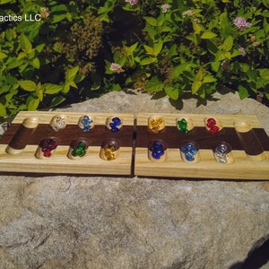 Faltbares Mancala Brett, Reisegröße - aus nordamerikanischem Hartholz, silberne Schnappverschlüsse und Scharniere. Kalah Tabletop Brettspiel, einfach zu verstauen.