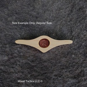 Pode incluir: Um suporte de livro de madeira com uma moeda de um centavo no centro. O texto "Size Example Only: Regular Size" est&aacute; acima do suporte de livro. O texto "Wood Tactics LLC &copy;" est&aacute; abaixo do suporte de livro.