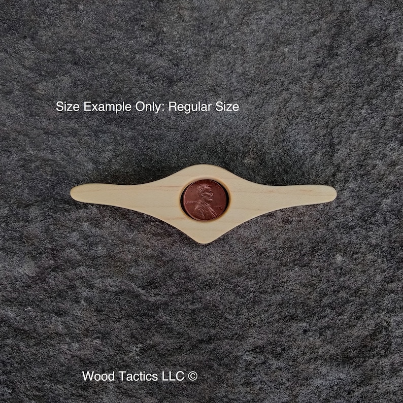 Pode incluir: Um suporte de livro de madeira com uma moeda de um centavo no centro. O texto "Size Example Only: Regular Size" est&aacute; acima do suporte de livro. O texto "Wood Tactics LLC &copy;" est&aacute; abaixo do suporte de livro.
