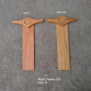 Pode incluir: Dois marcadores de p&aacute;gina de madeira, um de cerejeira e outro de carvalho branco, com uma parte superior decorativa com um bot&atilde;o redondo. Os marcadores de p&aacute;gina medem aproximadamente 18 cm de comprimento. Wood Tactics LLC 2021 &copy;