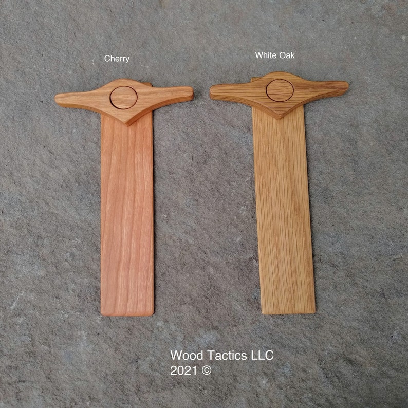 Pode incluir: Dois marcadores de p&aacute;gina de madeira, um de cerejeira e outro de carvalho branco, com uma parte superior decorativa com um bot&atilde;o redondo. Os marcadores de p&aacute;gina medem aproximadamente 18 cm de comprimento. Wood Tactics LLC 2021 &copy;