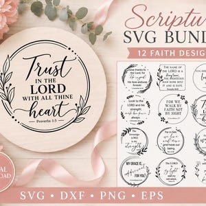 Könnte beinhalten: Ein digitales Scripture SVG-Paket mit 12 religiösen Designs. Eine runde Holzplatte zeigt den Text Trust in the Lord with all thine heart Proverbs 3:5. Die Sammlung enthält verschiedene schwarze Textgrafiken auf einem weißen Hintergrund.
