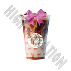 Könnte beinhalten: Eiskaffee in einem transparenten Plastikbecher, verziert mit einer rosa Schleife. Der Becher hat ein Logo mit der Aufschrift "Seven Brew Drive Thru Coffee" und ist mit rosa Schleifen verziert.