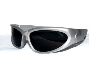 Millennium Chic: gafas de sol plateadas retro Y2K