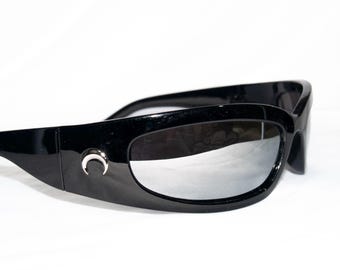 Millennium Chic: gafas de sol plateadas retro negras Y2K para Halloween #y2k #y2kfashion #vintage #principiosdelos2000 #polarizadas