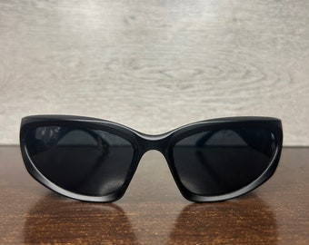 Retro Noir: Y2K-Inspired Stylish Matte Sunglasses