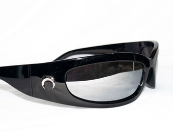 Moonlit Mystique: gafas de sol retro Y2K con encanto lunar