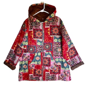 Pode incluir: Um casaco com capuz e fecho de correr de manga comprida com um padrão de patchwork vibrante de desenhos de mandalas florais em vermelho, rosa, azul e amarelo. O interior e os punhos são forrados com material de pelo sintético castanho.
