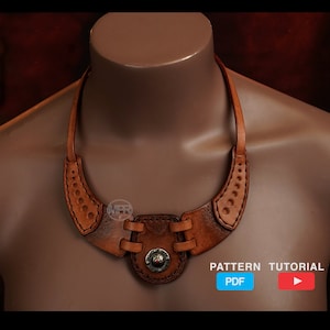 Puede incluir: Un collar de cuero marrón con una pieza de metal decorativa en el centro. El collar está en el cuello de un maniquí. El texto "PATTERN TUTORIAL" está en la esquina inferior derecha de la imagen. El texto "PDF" está en un cuadro azul y el texto "PLAY" está en un triángulo rojo.