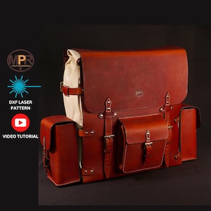 以下が含まれることがあります： 複数のポケットとバックルが付いた、大きな茶色の革製のバックパック。バックパックの上部にはキャンバスのフラップがあり、前面には小さな革製のポケットがあります。バックパックはMPR Leatherworksによって作られています。