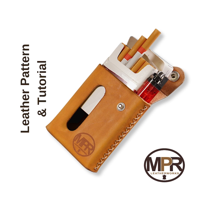 Puede incluir: Un estuche de cuero marr&oacute;n para cigarrillos con un porta mechero y un borde cosido. El estuche tiene un logotipo que dice "MPR Leatherworks".