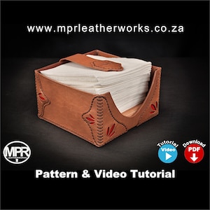 Puede incluir: Un porta servilletas de cuero marrón con costuras rojas y una base de madera. El porta servilletas está lleno de servilletas blancas. La imagen incluye el texto "www.mprleatherworks.co.za" y "Pattern & Video Tutorial".