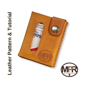 Puede incluir: Una cartera de cuero marr&oacute;n con cierre de presi&oacute;n y una ranura para una tarjeta. La cartera tiene el texto "MPR Leatherworks" grabado en la parte delantera.