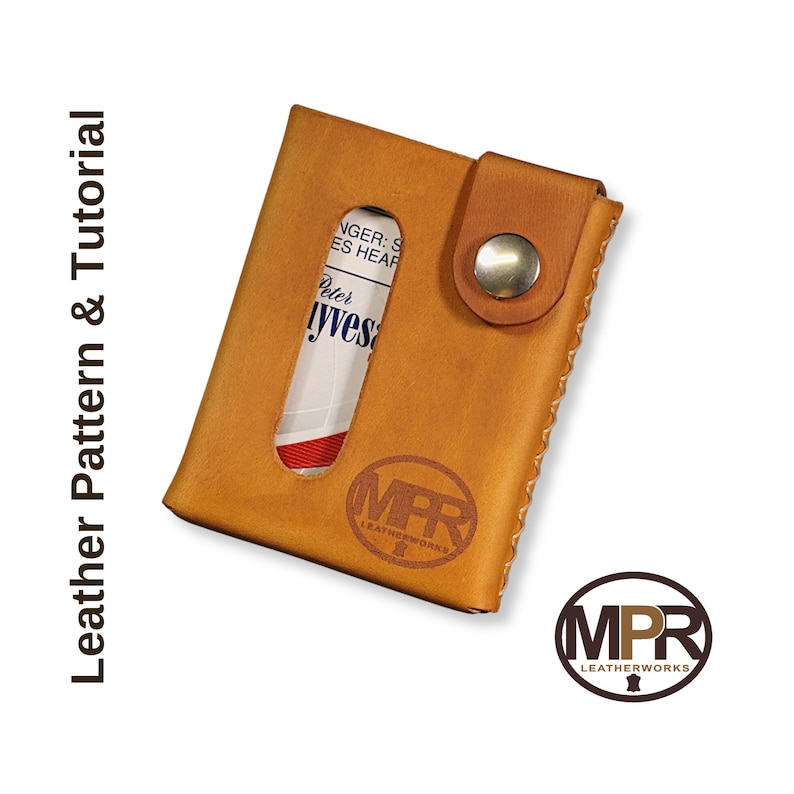 Puede incluir: Una cartera de cuero marr&oacute;n con cierre de presi&oacute;n y una ranura para una tarjeta. La cartera tiene el texto "MPR Leatherworks" grabado en la parte delantera.