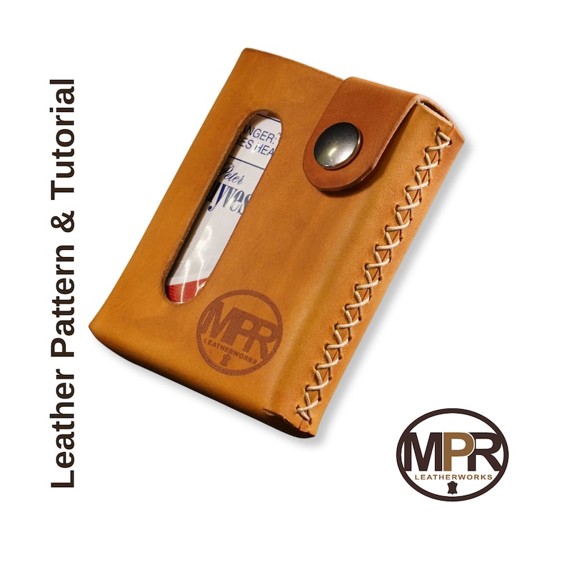 Puede incluir: Una cartera de cuero marr&oacute;n con un borde cosido y una peque&ntilde;a ventana para una tarjeta de cr&eacute;dito. La cartera tiene un cierre a presi&oacute;n y un logotipo que dice "MPR Leatherworks".