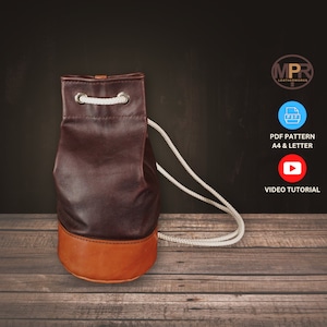 Puede incluir: Bolso de cuero marrón con cordón de ajuste y fondo de cuero marrón claro y cordón blanco. El bolso está sobre una superficie de madera. La imagen también incluye texto que dice "PDF PATTERN A4 & LETTER" y "VIDEO TUTORIAL".