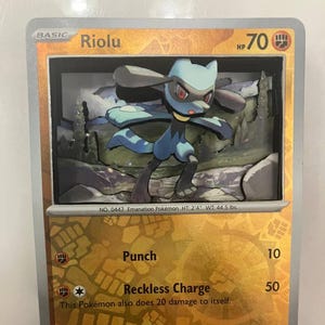 Cartes à collectionner PKMN TCG modifiées personnalisées Carte Pokémon 3D - Riolu - 113/198 Holo inversé écarlate et violet SV Base Set