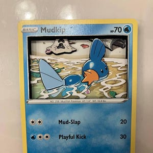 Cartes à collectionner PKMN TCG modifiées personnalisées Carte Pokémon 3D - Mudkip - 062/264 Sword & Shield SWSH Fusion Strike Singles Set