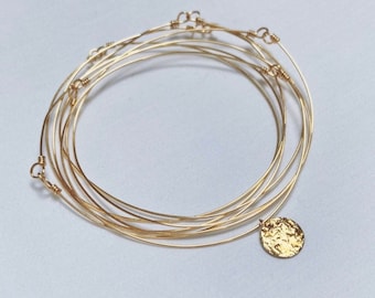 7 Gold-colored brass bracelets with long-lasting anti-tarnish gilding / women's bangle / golden weekly planner / hammered sequin charm / accumulation