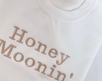 Embroidered Honeymoonin’ Sweater | Wedding Hen Gift | Bride Wife Mrs Jumper | Just Married Honeymoon Minimoon | Newlyweds Wifey Sweatshirt