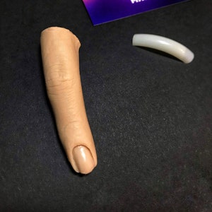 Finger prop for nail art, training