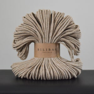 Può includere: Un primo piano di un cordoncino di cotone beige, avvolto in un cerchio. Il cordoncino è etichettato "Bilibag Factory".