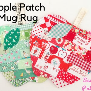 Puede incluir: Dos posavasos con forma de manzana con diseños de patchwork. Uno es principalmente rojo con patrones florales y de cuadros, el otro es verde con motivos florales y de animales de granja. El texto "Apple Patch Mug Rug" está en la parte superior y "PDF Sewing Pattern" en la parte inferior.